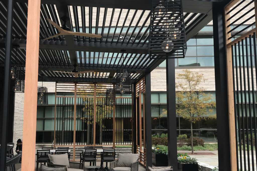 StruXure auto-louvered pergola - Dektex